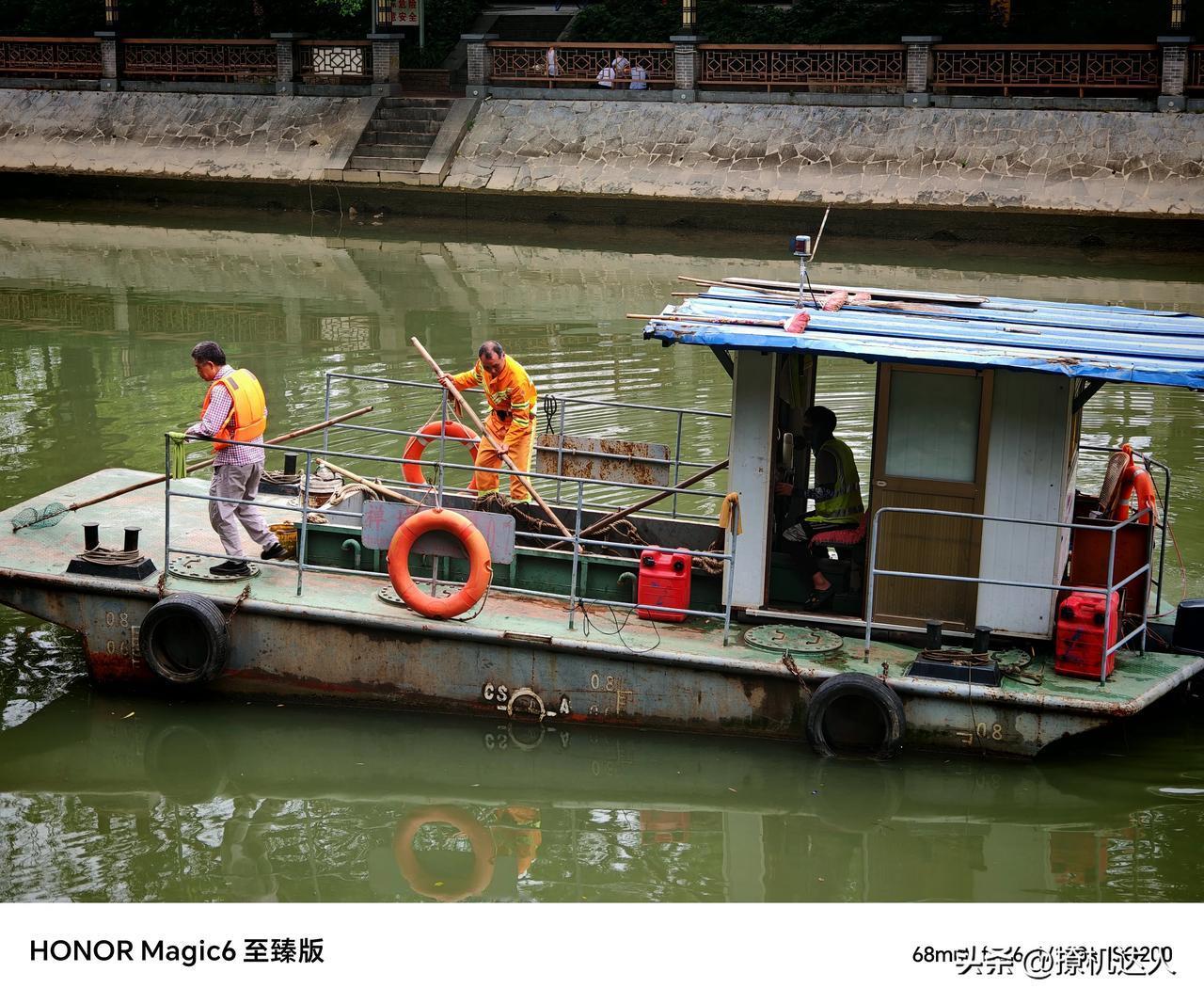 荣耀Magic6至臻版无论是后摄模组玻璃盖板左右两侧的曲面过渡还是整机的机身接缝