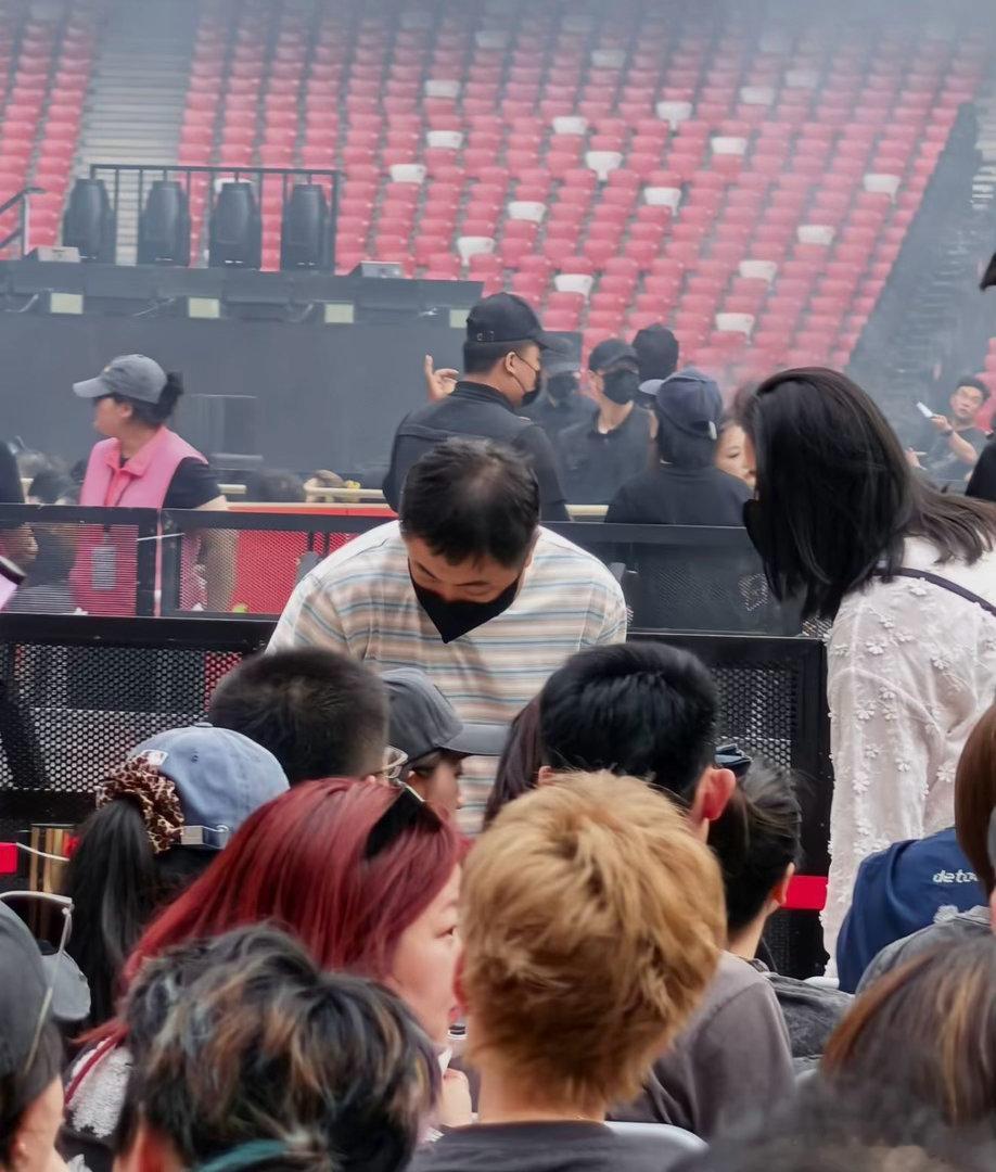 谢霆锋演唱会偶遇乔杉 全网玩过的梗再度显示它的权威！从线上被网友调侃，到线下来看