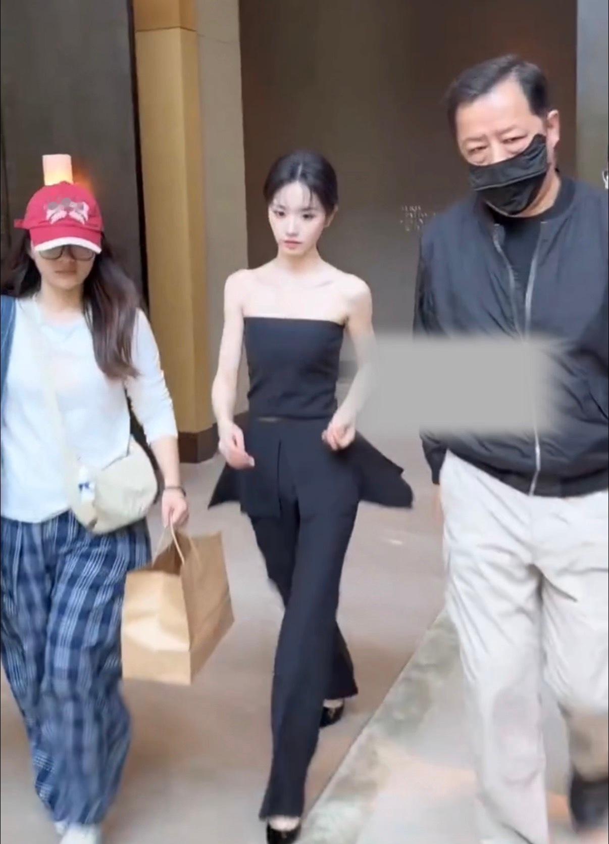 田曦薇低马尾好姐感 田曦薇线下活动路透氛围感拉满，慵懒低马尾随性又精致，一身黑色