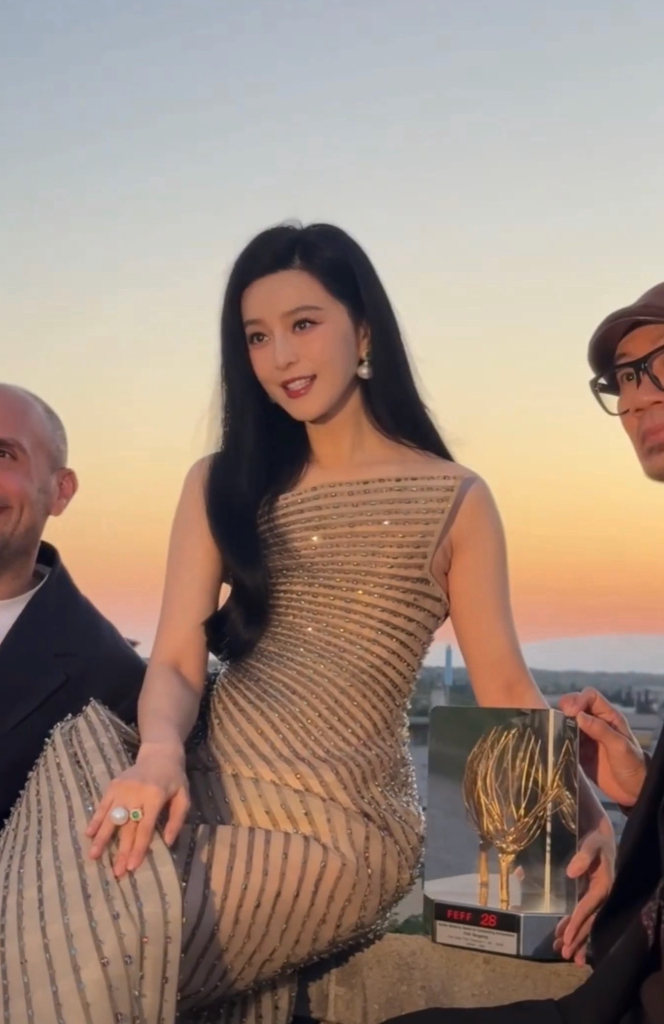 我锁的脸还是能打的，44岁了依旧顶漂亮 