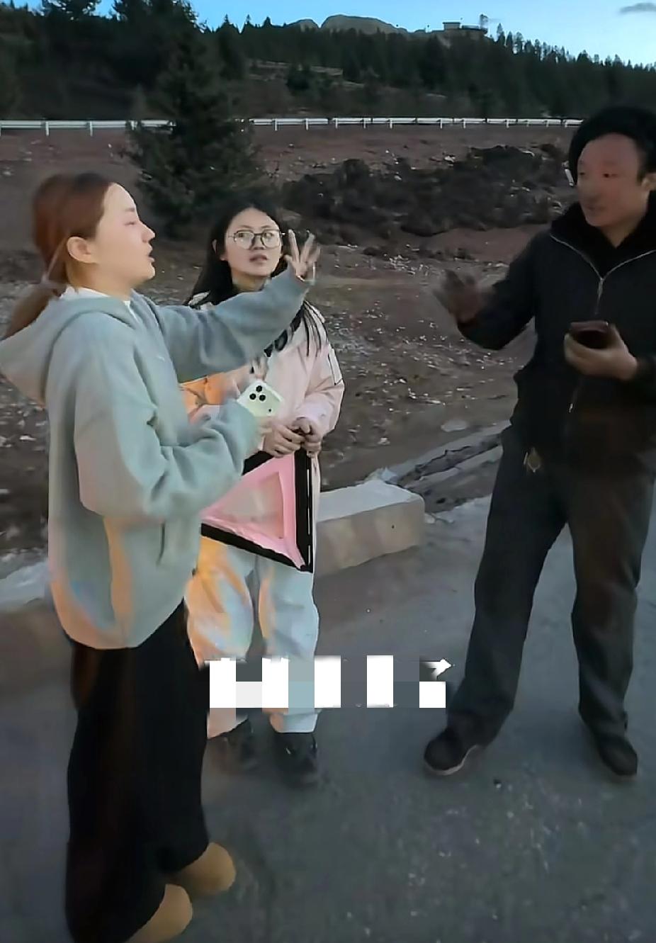 路上两车突发了一起刮蹭事故，交警来后，肇事男子和报警的女子，相互说着说着却都掉眼