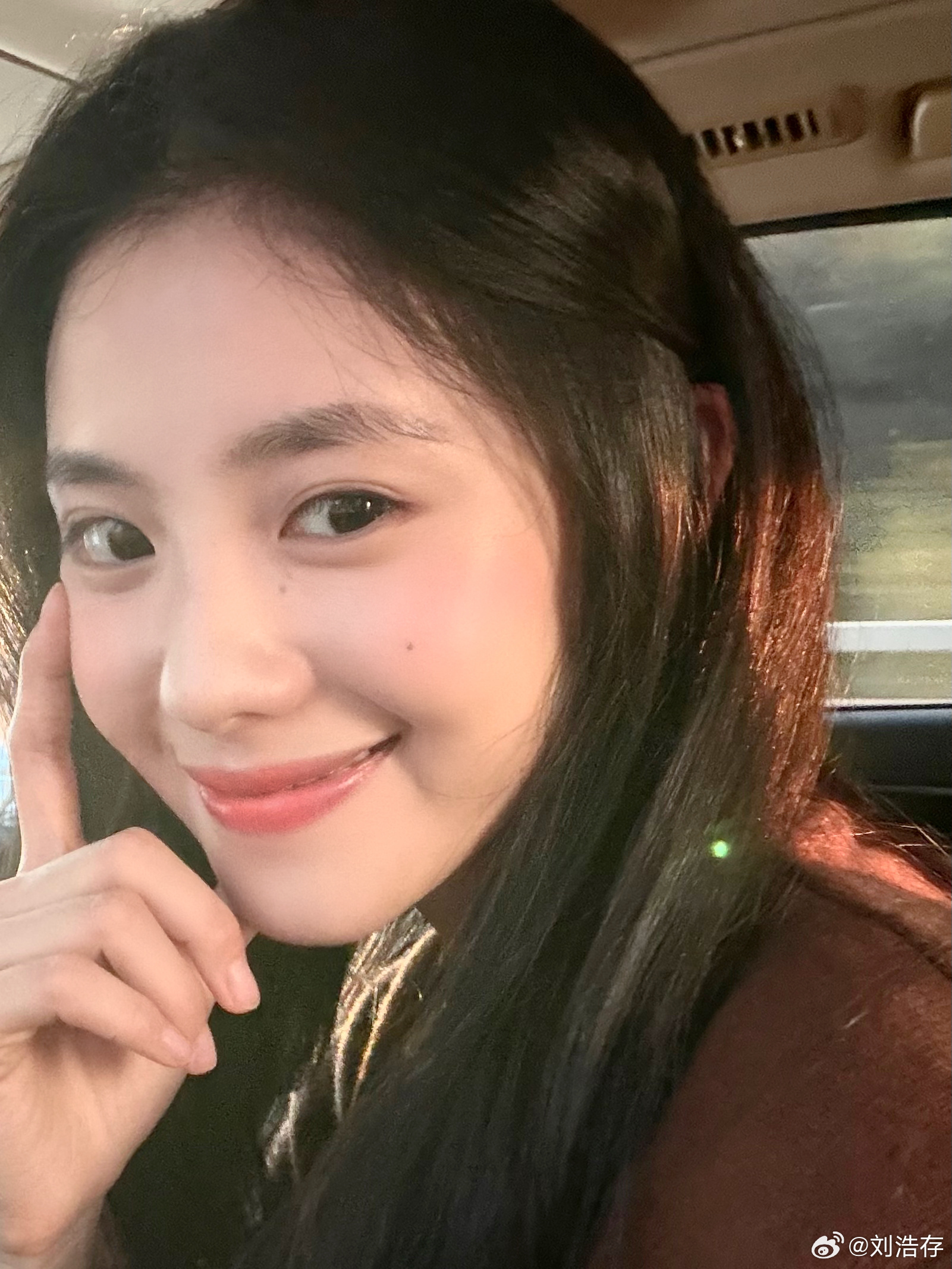 刘浩存托脸自拍照 刘浩存托脸自拍照来啦，是可爱满分的存宝呀，一整个融化在刘浩存的
