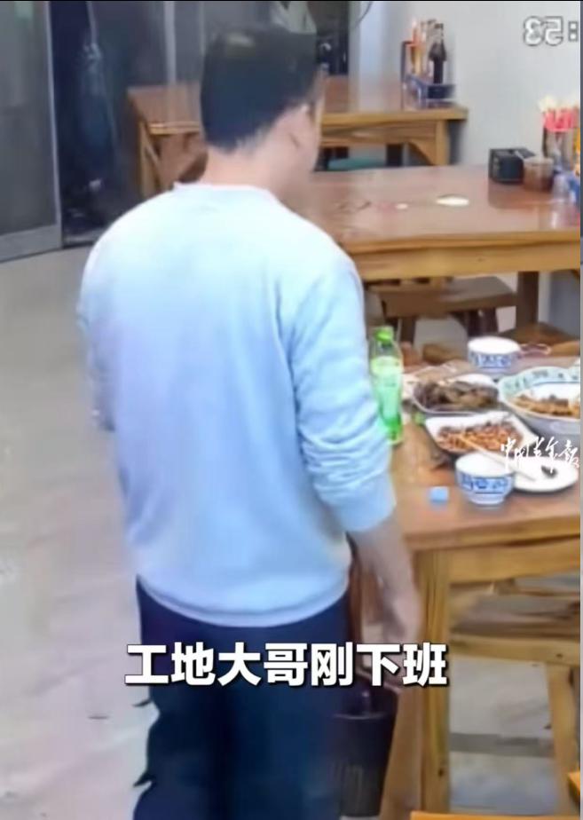 全网破防！周口老板不忍施舍伤人工人尊严，大叔红脸求剩菜，百日报恩续写温情。
 