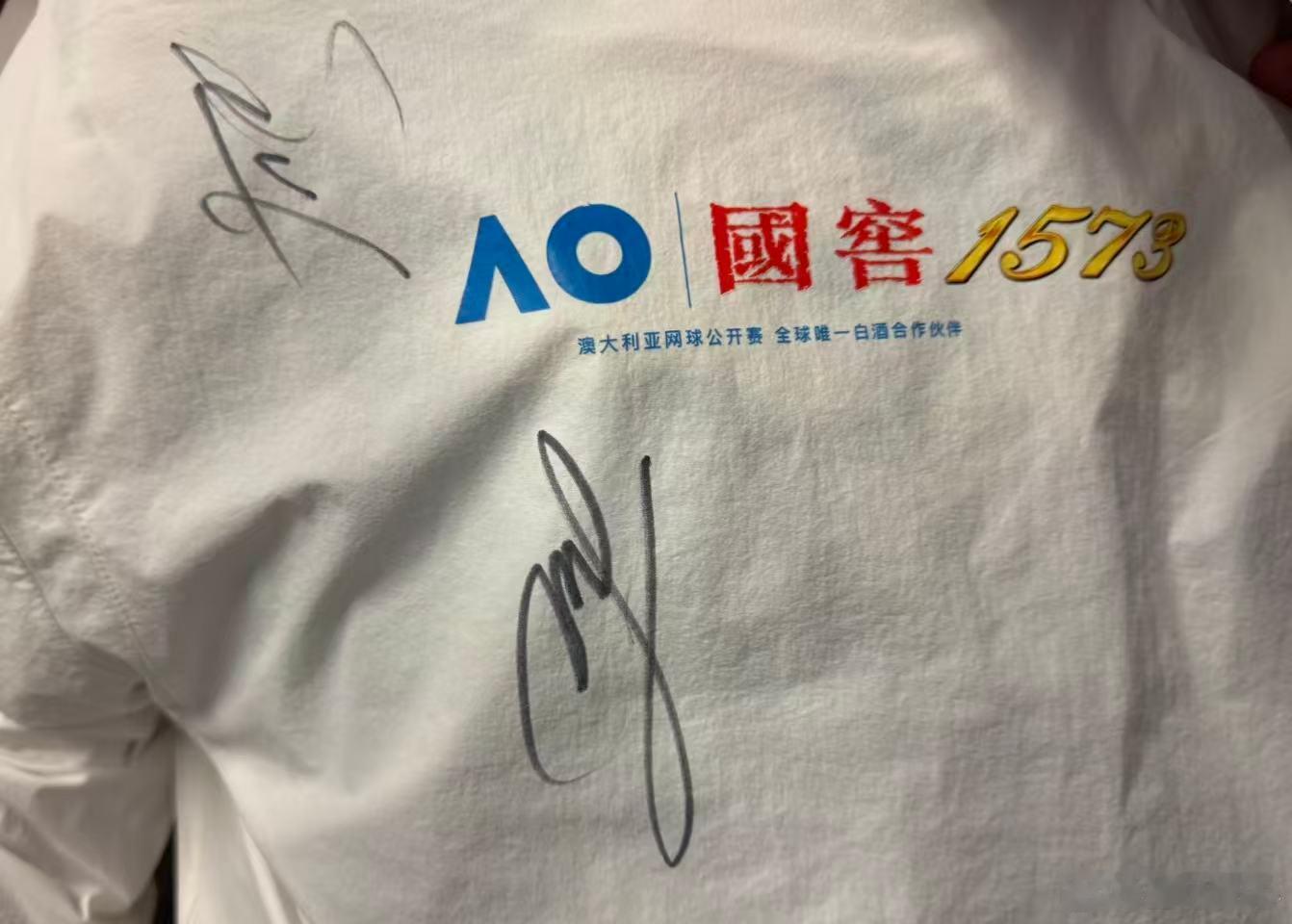 一条plog告别一月2026澳网女单决赛两人签名澳网2026萨巴伦卡vs莱巴金娜