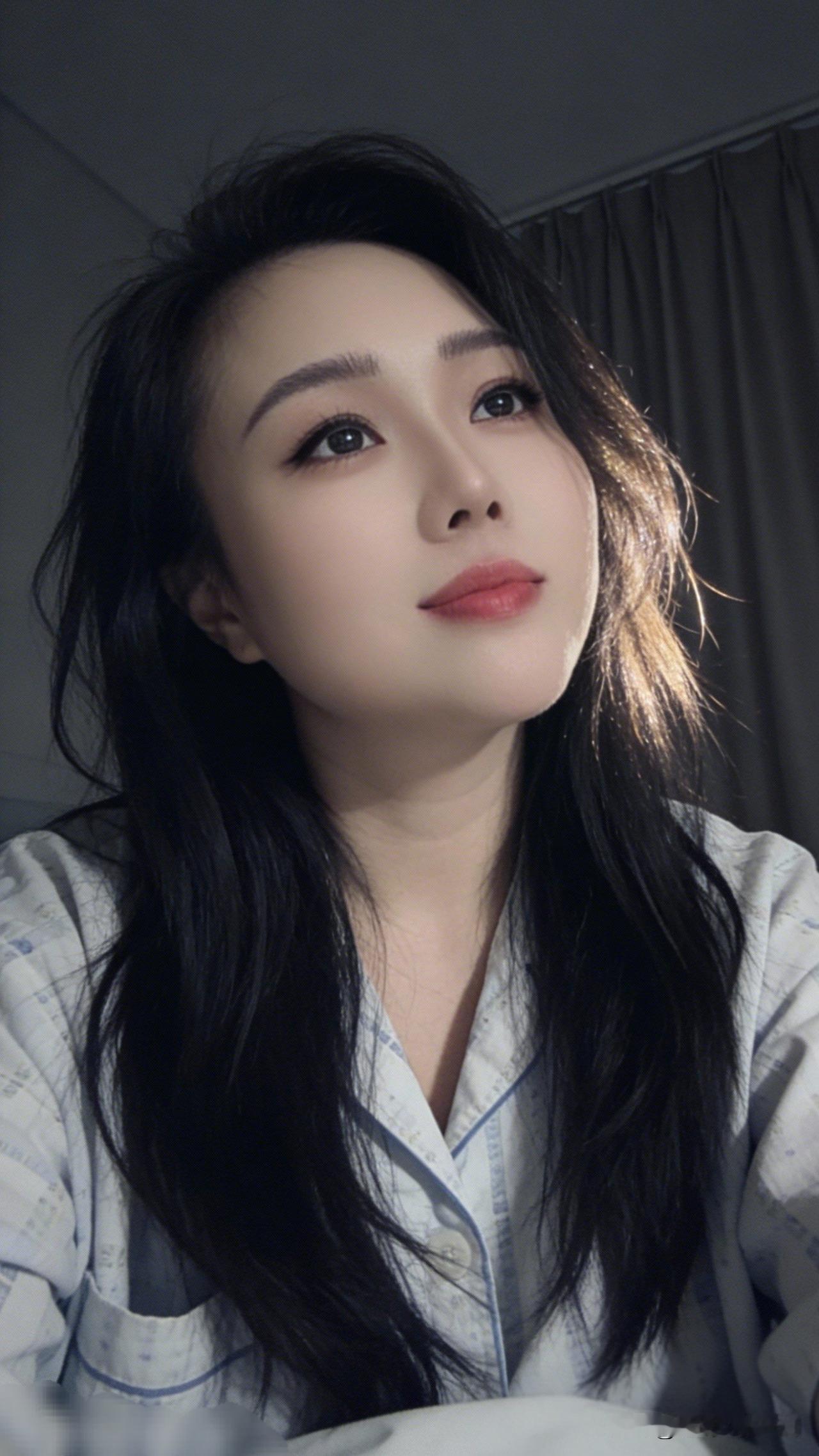 月华如练，美人如画。微笑的治愈力有多强 晨曦微光中，沉思的瞬间