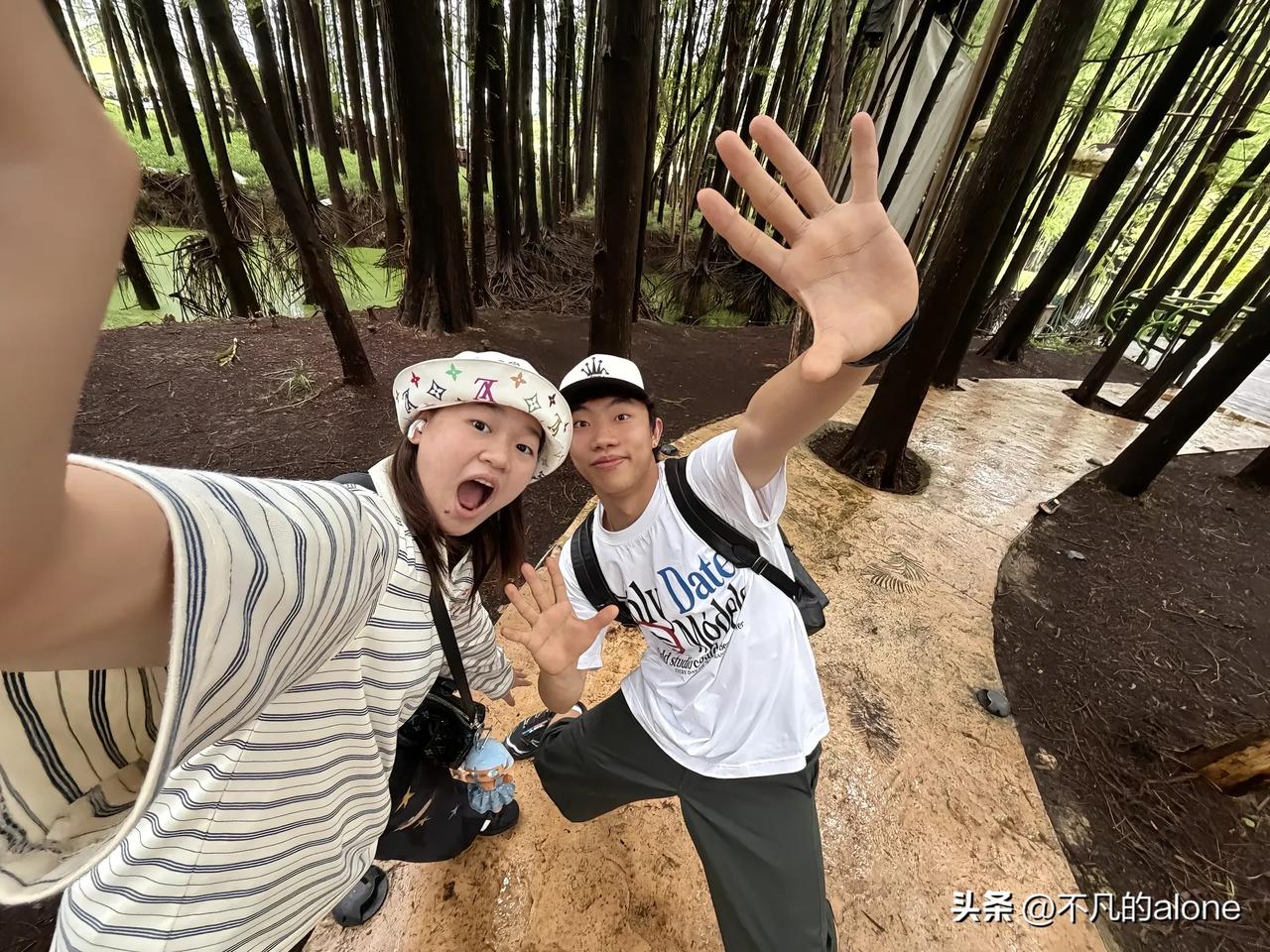 婵宝终于更新动态啦！

6月27日，全红婵更新旅行plog。她晒出9张旅拍照，其