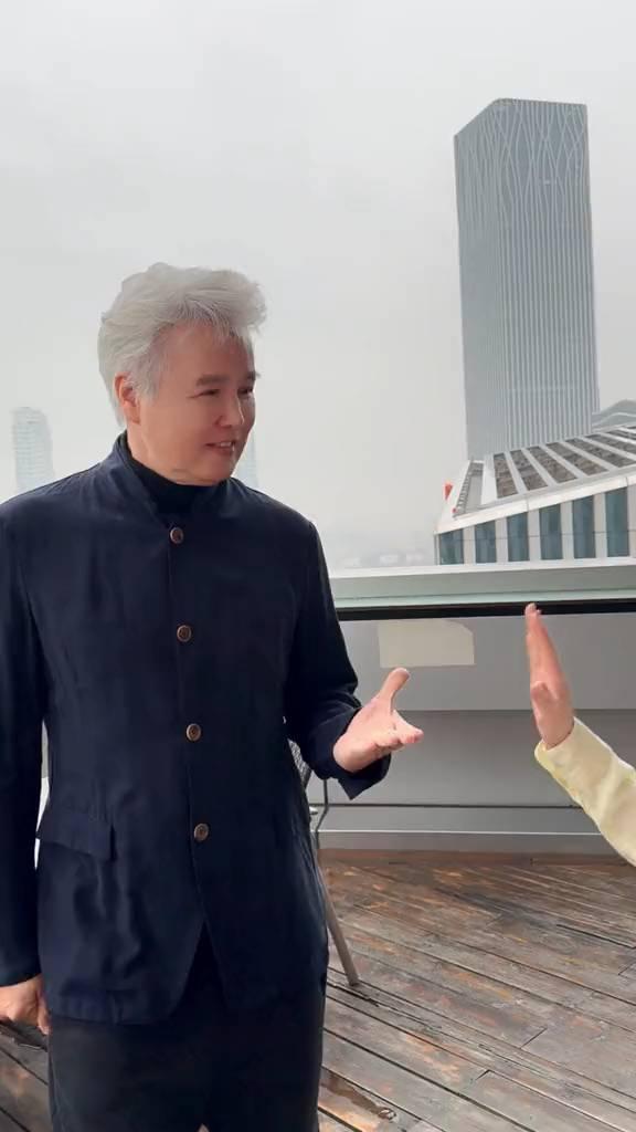 相约今生会一起走，今生我们还没爱够。