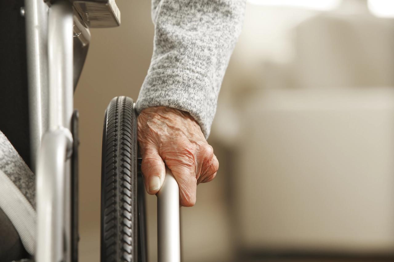 人到中年懂避忌，晚年方能享清欢：这 3 件事，越早远离越受益
 
人到中年，上有