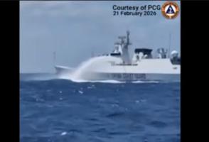 开炮真管用！中国海警船果断开炮，菲律宾50多艘舰船立即鸟兽散，夺命而逃！
 
新