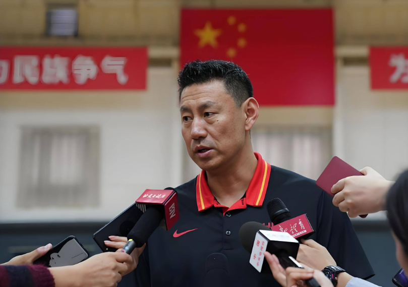 首钢如愿以偿的拿到了巴里-布朗~~下赛季他们和上海的阵容都差不多了，剩下的就是教
