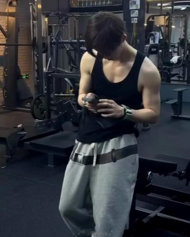 何与ins更新，薄肌YYDS