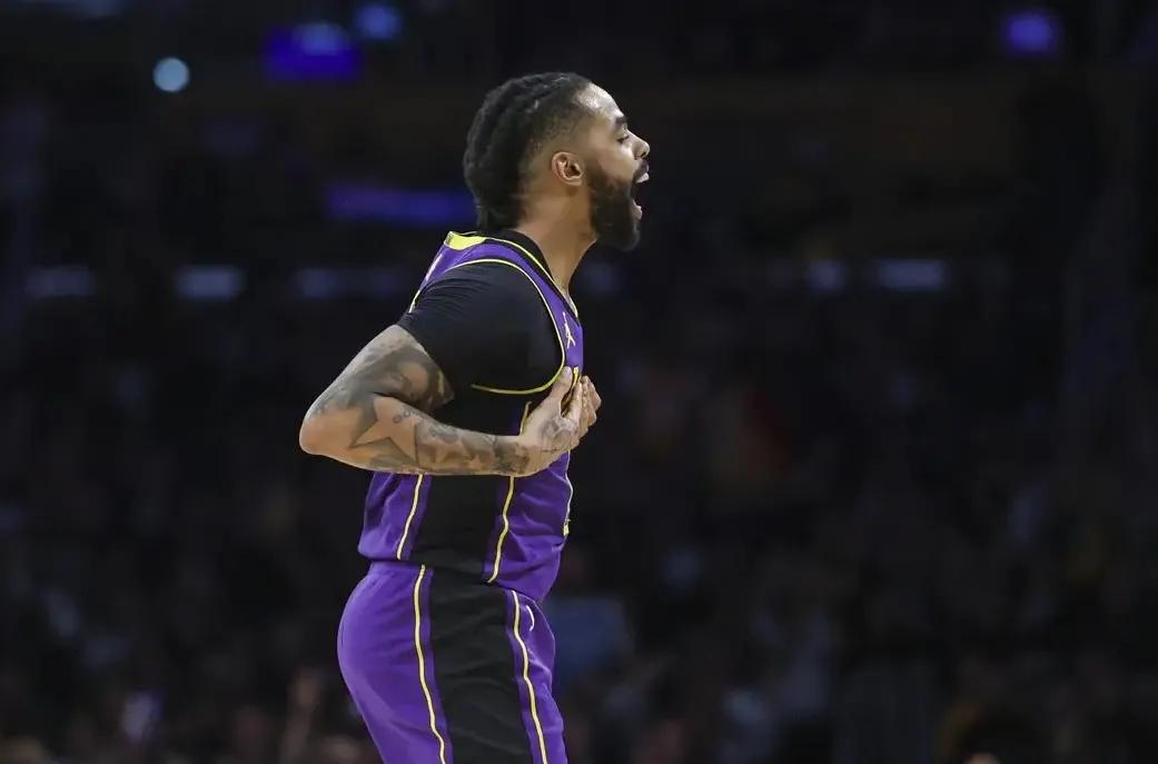 拉塞尔对位打爆了穆雷，湖人三巨头发挥出色，战胜了老鹰。
第一，两个人数据对比，拉