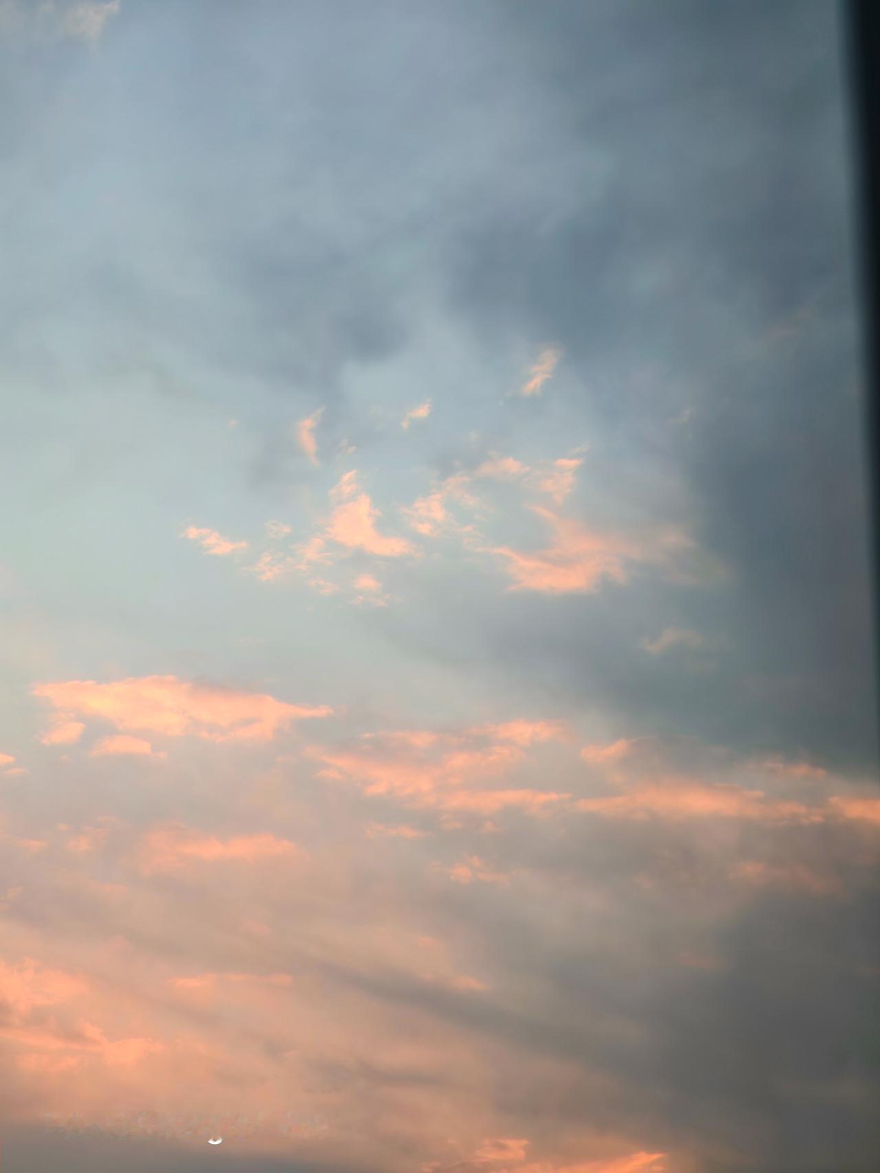 今天去天空之城打卡啦！早晨起来，天空变化无常、云雾缭绕，仿佛置身于梦幻之境。
想