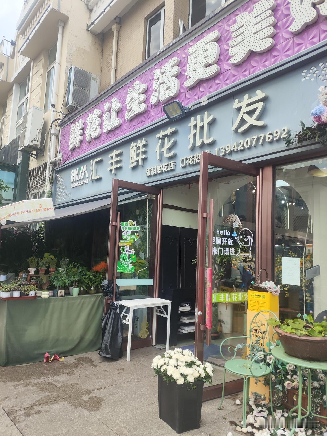 大连东港海边寄哀思，以花怀念海葬亲人
 
昨天早上陪着朋友来到人民广场后的鲜花总