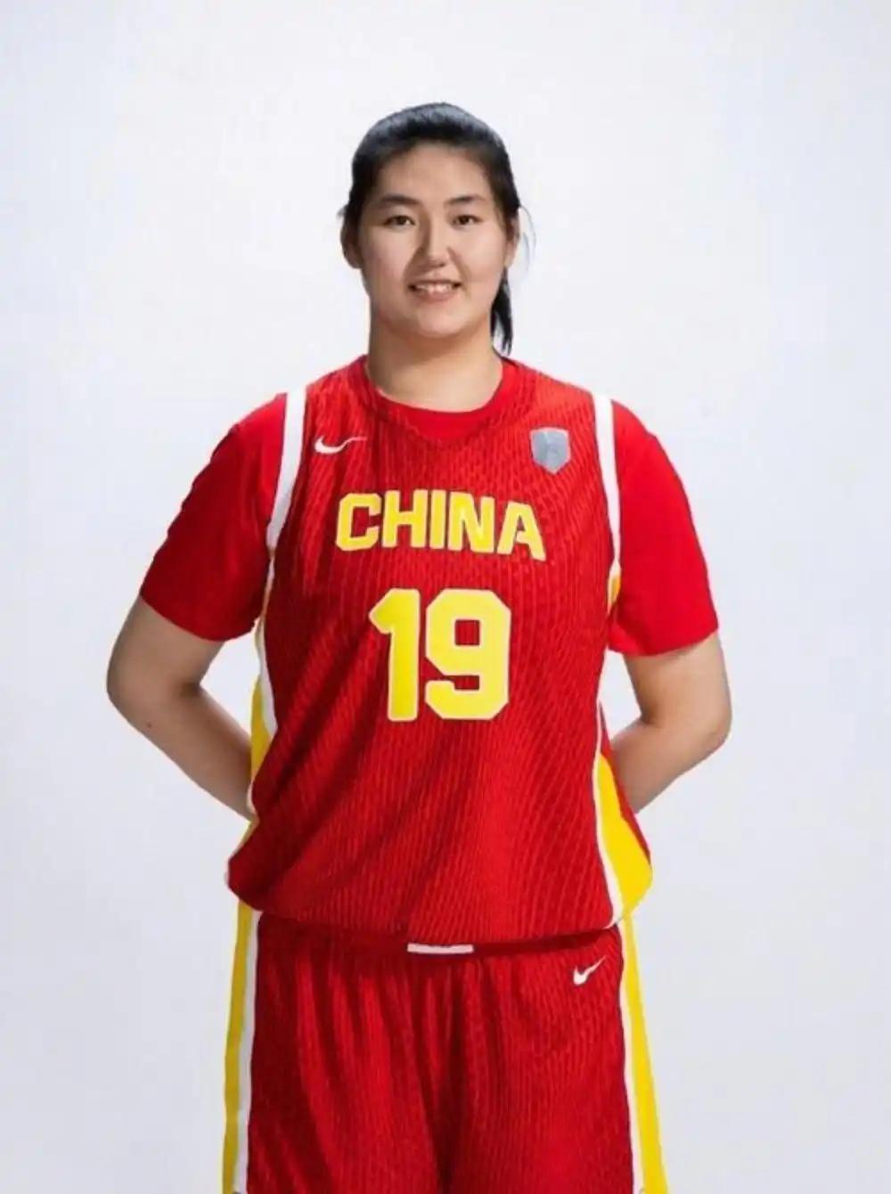 张子宇在世界杯中美比赛中篮下还是有威胁的，但最大的短板还是速度，现在篮球讲究的速