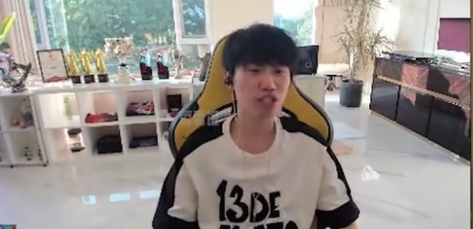 好熟悉的话！[嘻嘻][嘻嘻]Doinb：没有人比我更懂Mlxg！弹幕老师说mlx