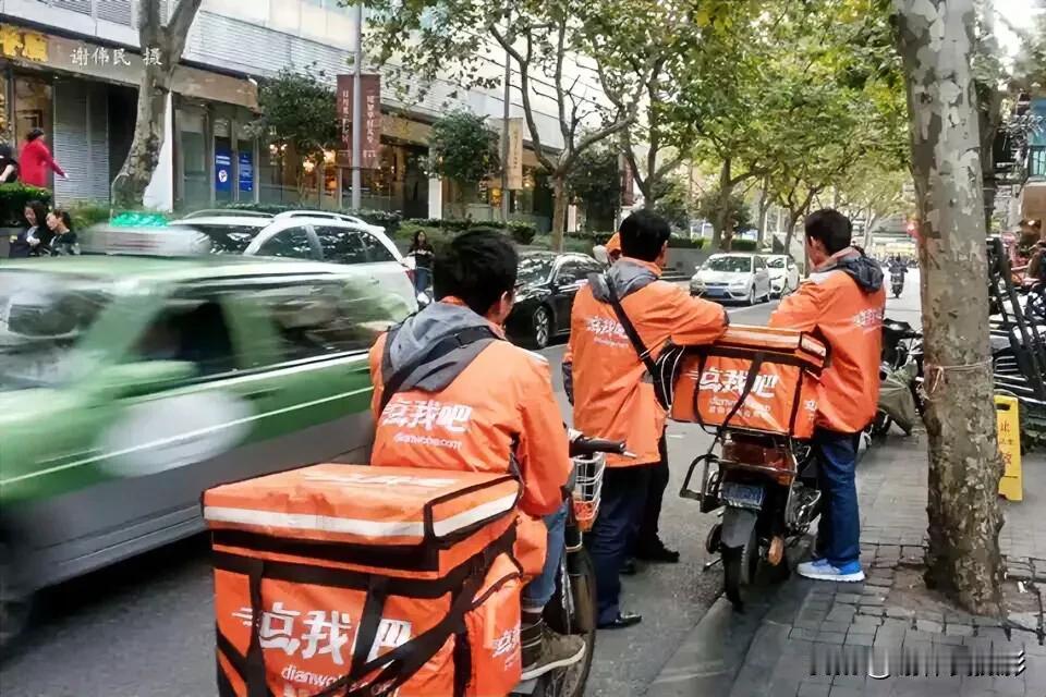 秋冬时分上海泰康路上的一抹橘红色。