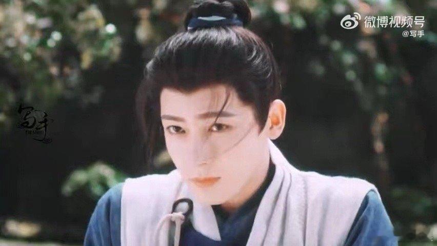 侯明昊演绿茶是有一套的 谁懂侯明昊这个绿茶感拿捏得多准，一句心疼小姐直接封神，黏