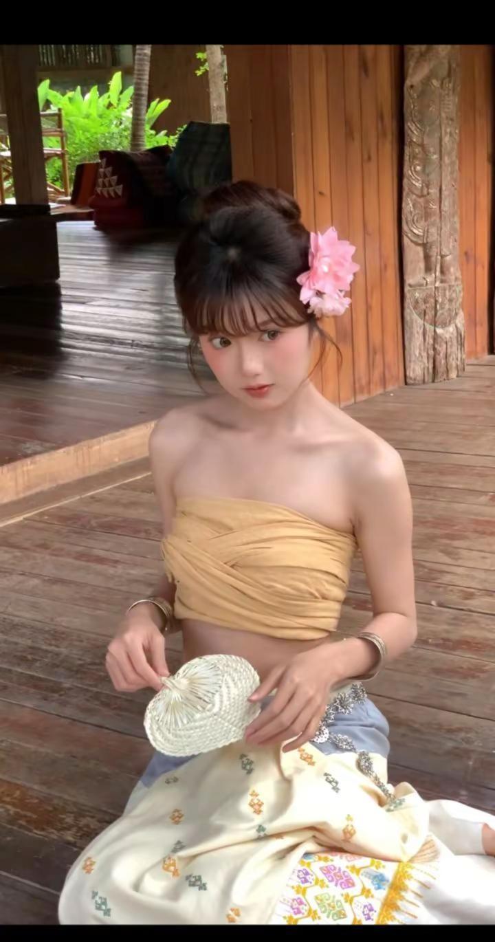 花了两个小时拒绝了版纳千篇一律的傣服！ 美到我了！傣族少女