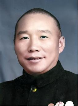 1948年，国军的一名伙夫和大部队走散了，被解放军拦下。解放军看他年纪大，便发了
