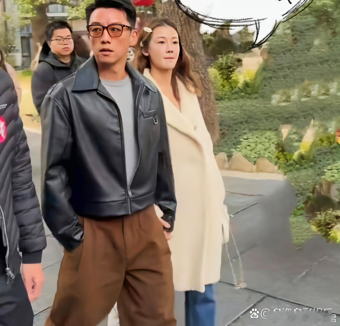 郑恺苗苗牵手参加上戏校庆郑恺牵手老婆苗苗成为上戏80周年校庆最靓丽的风景线！ 