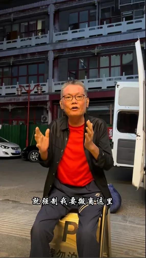 万万没想到！周星驰御用配音员，竟然也会遭到暴力强拆！

现场几十个壮汉蛮不讲理，