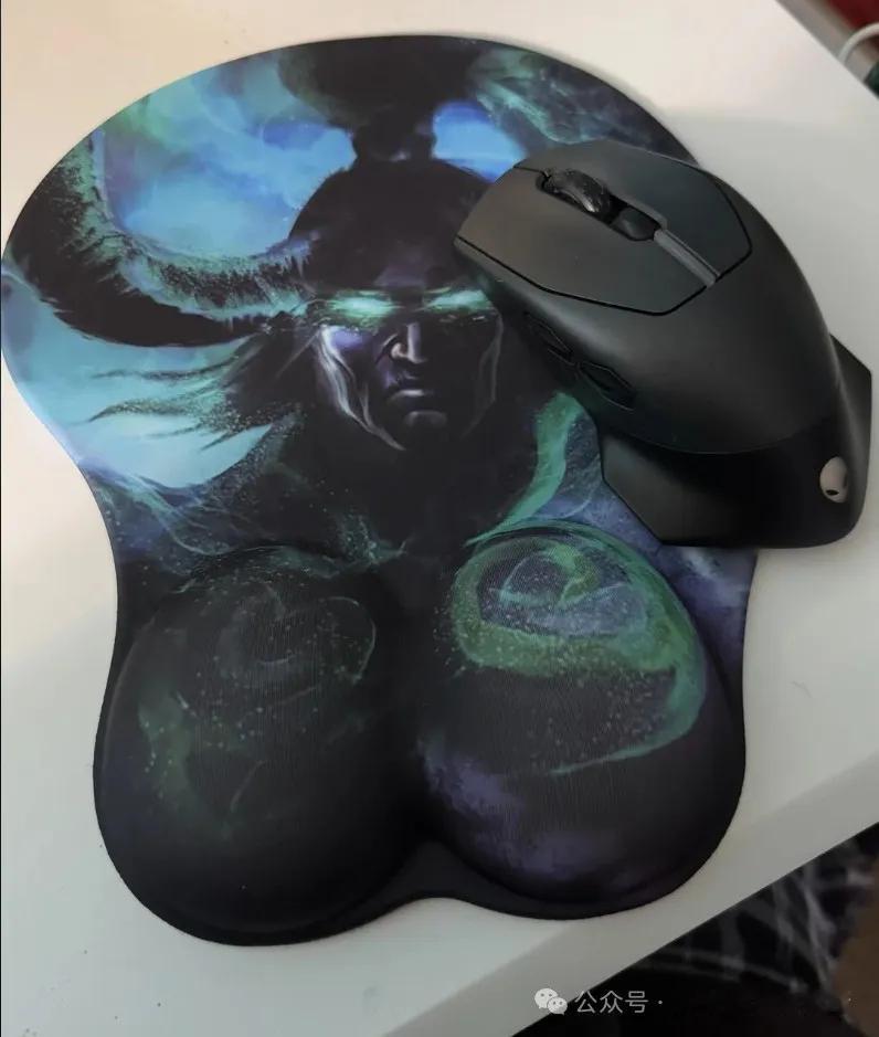 魔兽世界  魔兽世界：谁能不心动？用伊利丹的胸肌当鼠标垫！虽然有点怪怪的，但是谁