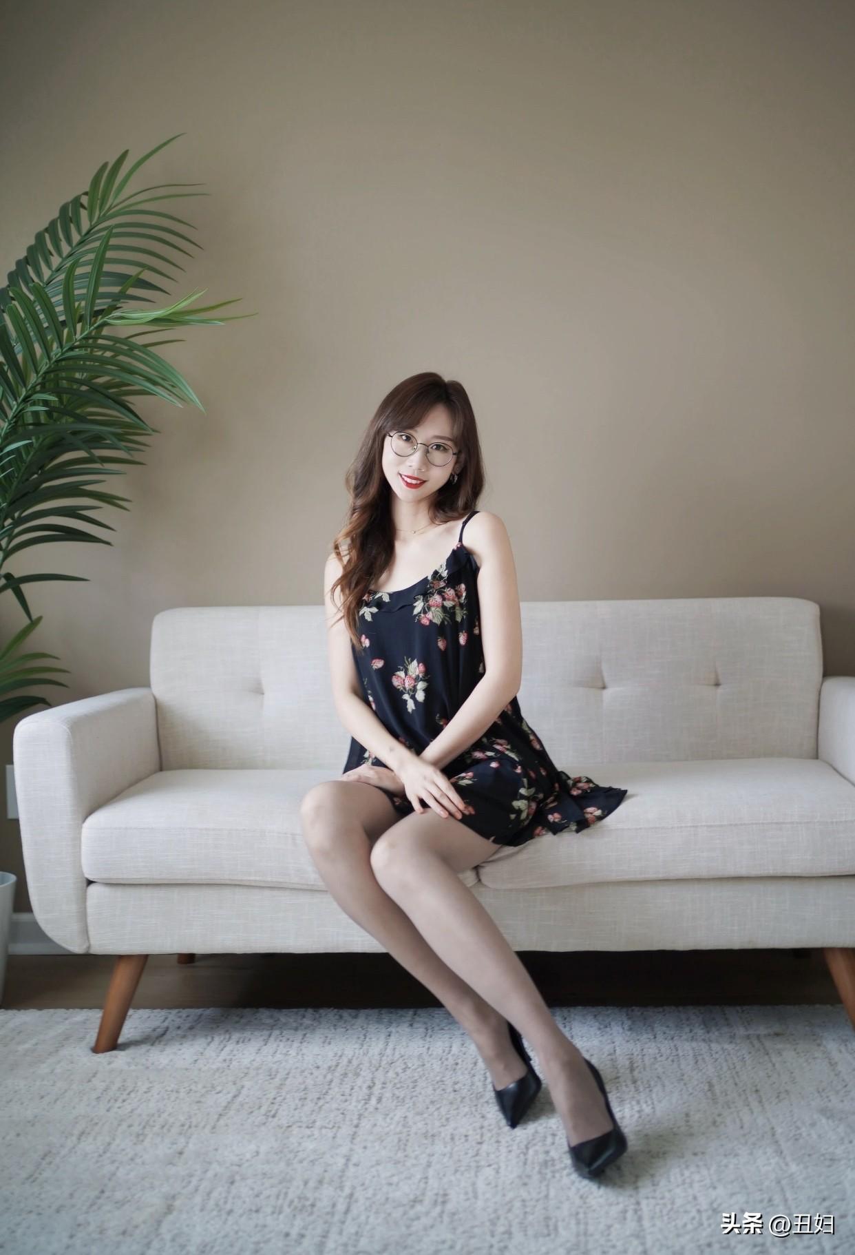 可爱多一点，干爽多一点夏日清新穿搭，黑色碎花裙搭配黑高跟鞋，简约优雅。