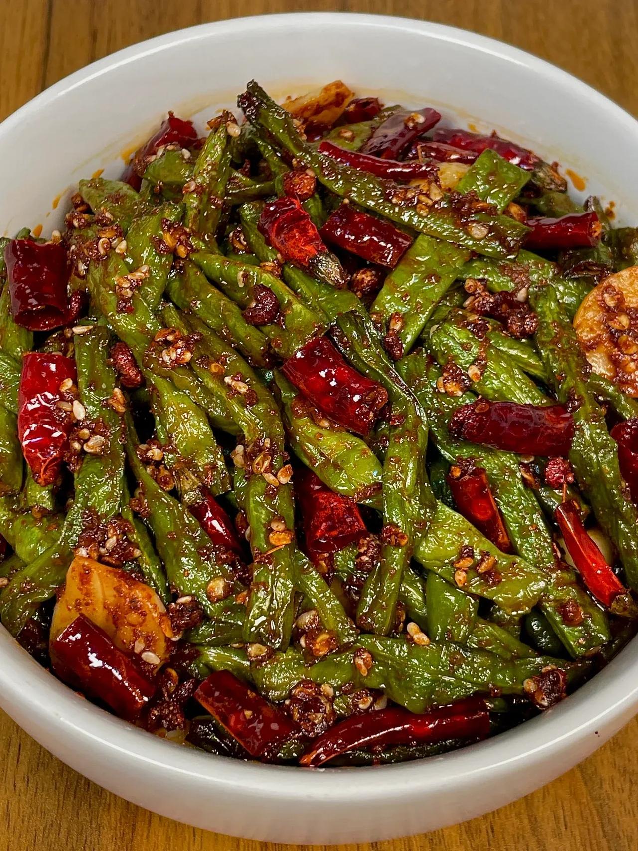 🔥干煸豆角这样做泰哇塞啦
豆角麻辣鲜香，有种烧烤的味道
不愧是学校食堂的抢手菜