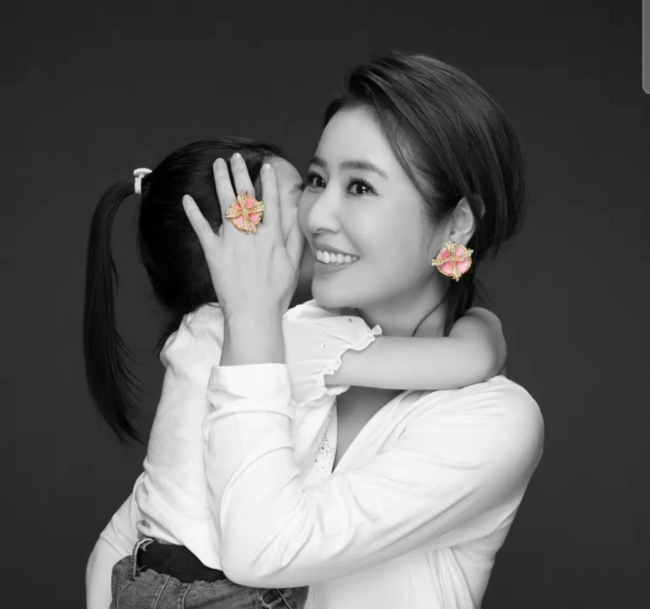台湾省演员林心如带自己女儿做公益引发热议。
据悉，当日林心如抱着自己的女儿一起拍