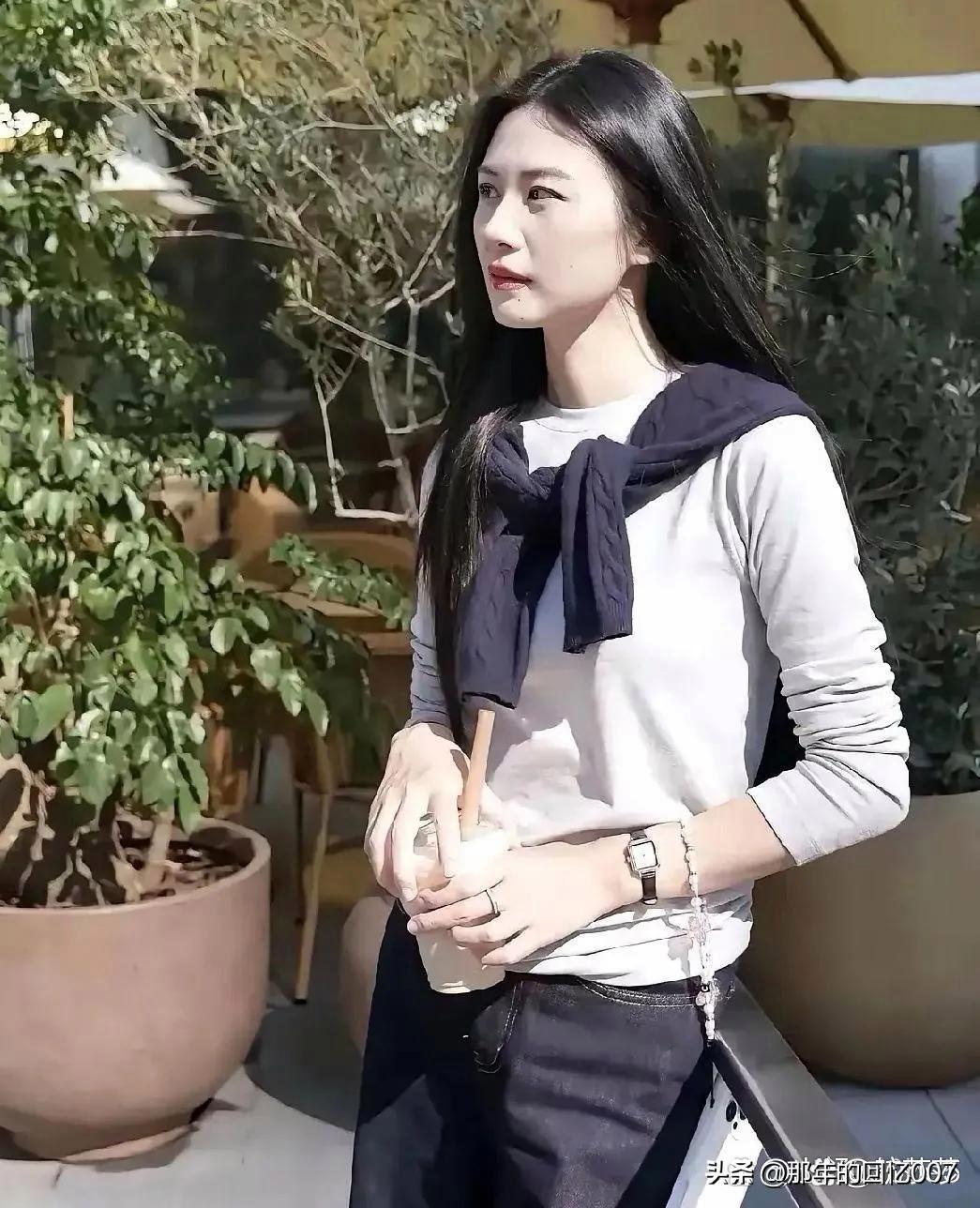 悠闲午后，咖啡与绿植相伴，享受宁静时光。