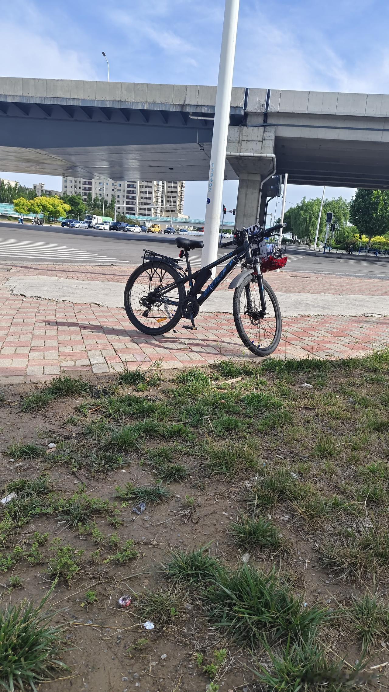 山地车对比公路车！
山地车优势，轮胎宽，皮实耐用，骑行姿势相对舒服。价格便宜。