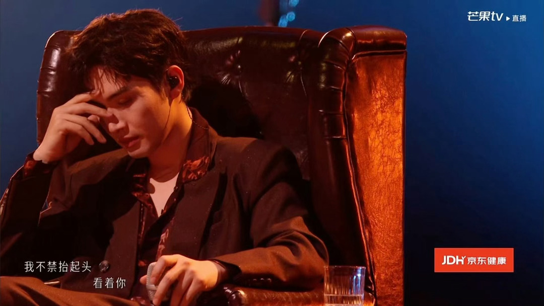 管健嘉晨你的眼神零帧起演🌙披哥舞台高光时刻来袭，管健嘉晨零帧入戏，神态唱腔高度
