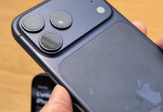 iPhone17系列展示机刮痕原因  这不正好就和官网479的壳对应上了[dog