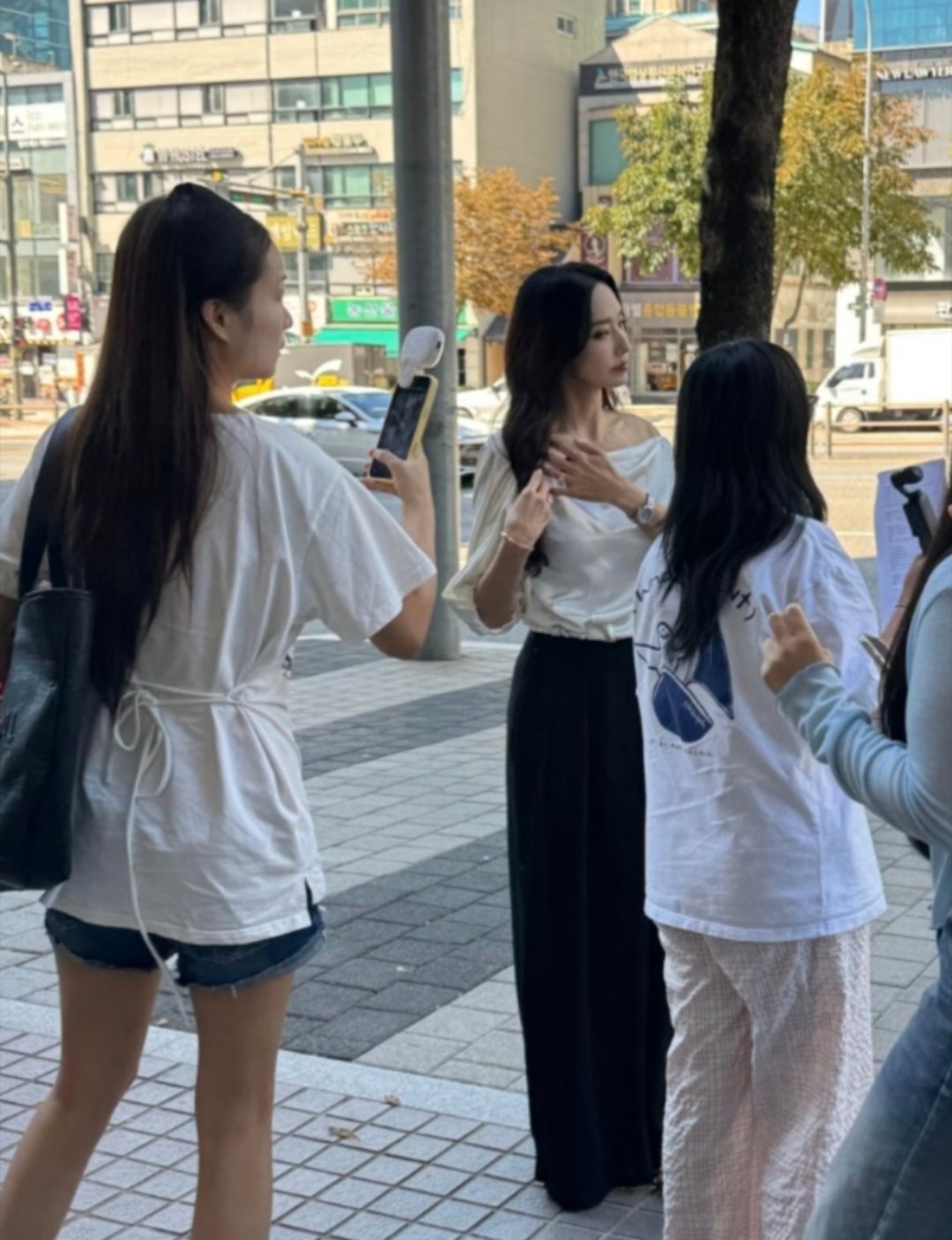 46岁韩彩英现身韩国餐厅被偶遇，又高又瘦看着完全不显年纪 ​​​