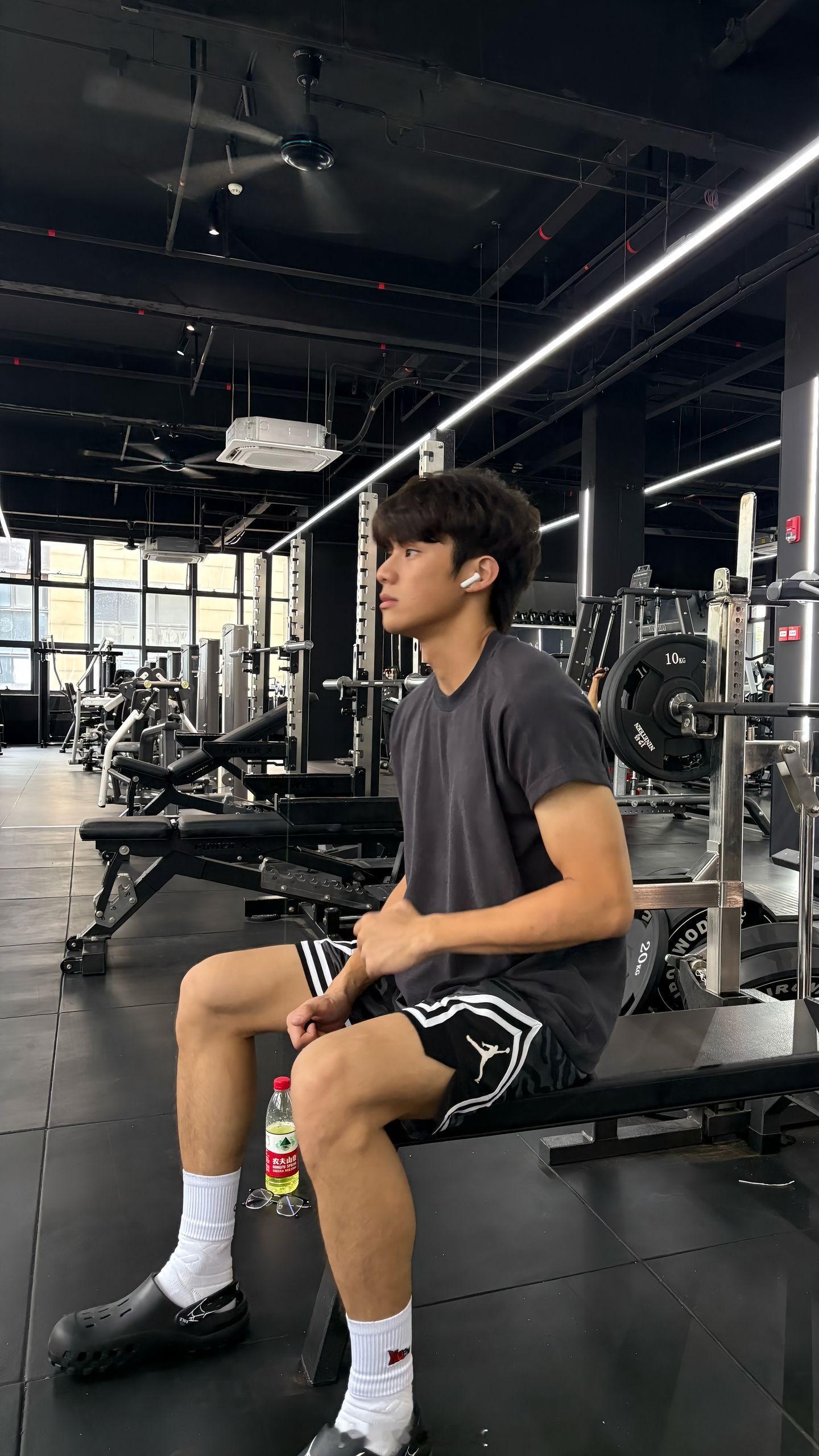 06 薄肌男大 