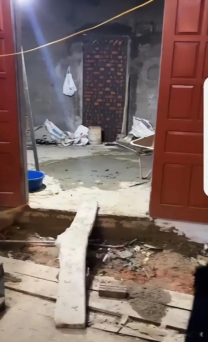 家事上网成戏？孤寡老人被赶，真相卡在流量夹缝
口碑和翻脸只隔一扇门？刚修好的老屋