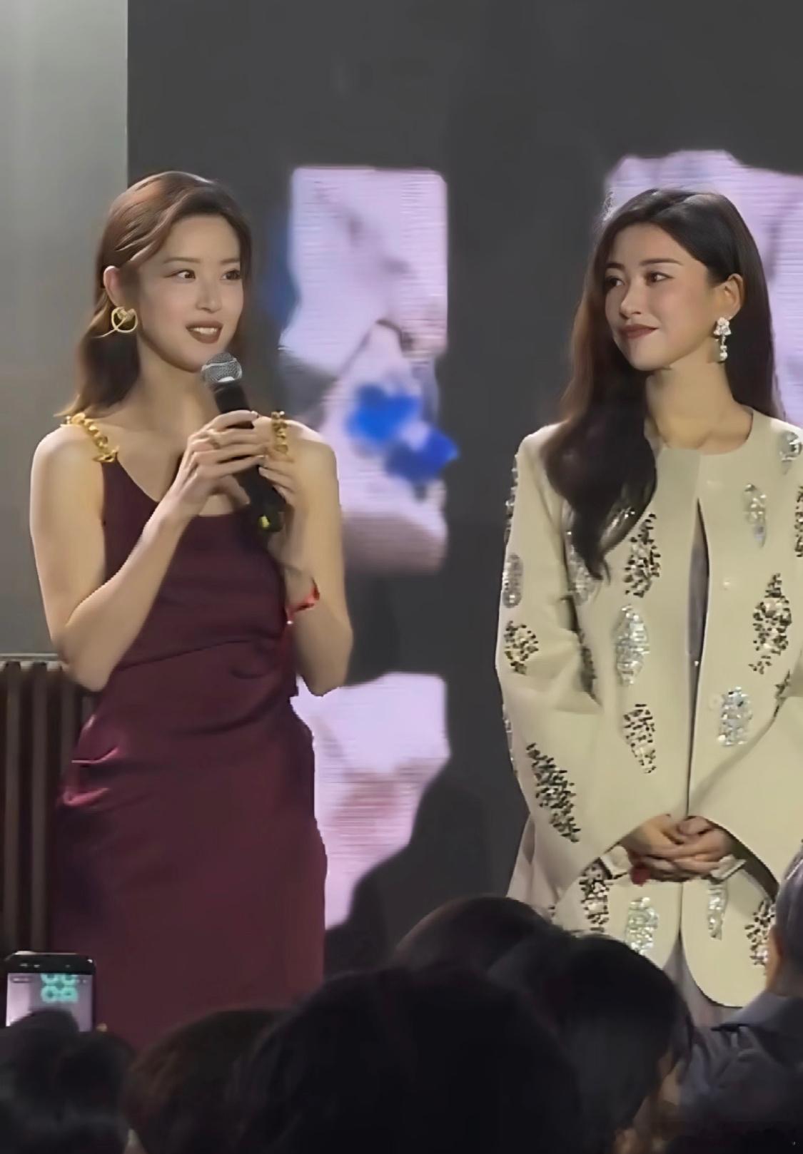 朱珠的气质真的绝了，总能给人一种高贵典雅的感觉，全程眼神笃定、连眼都没眨一下，从