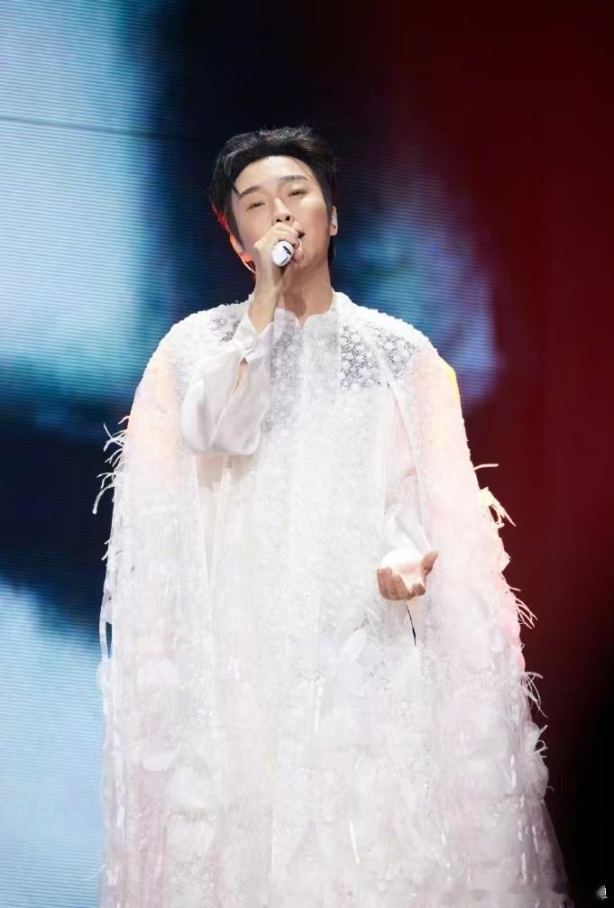 李玉刚演唱会半个古风圈都来了  李玉刚演唱会古风圈团建 11 月 30 日，南京