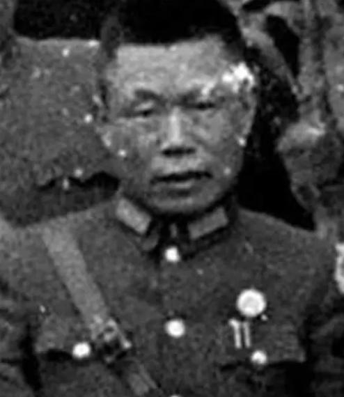 1949年，国军中将邱清泉战死沙场，他的妻子慌不择路，带着孩子们准备南逃台湾，结