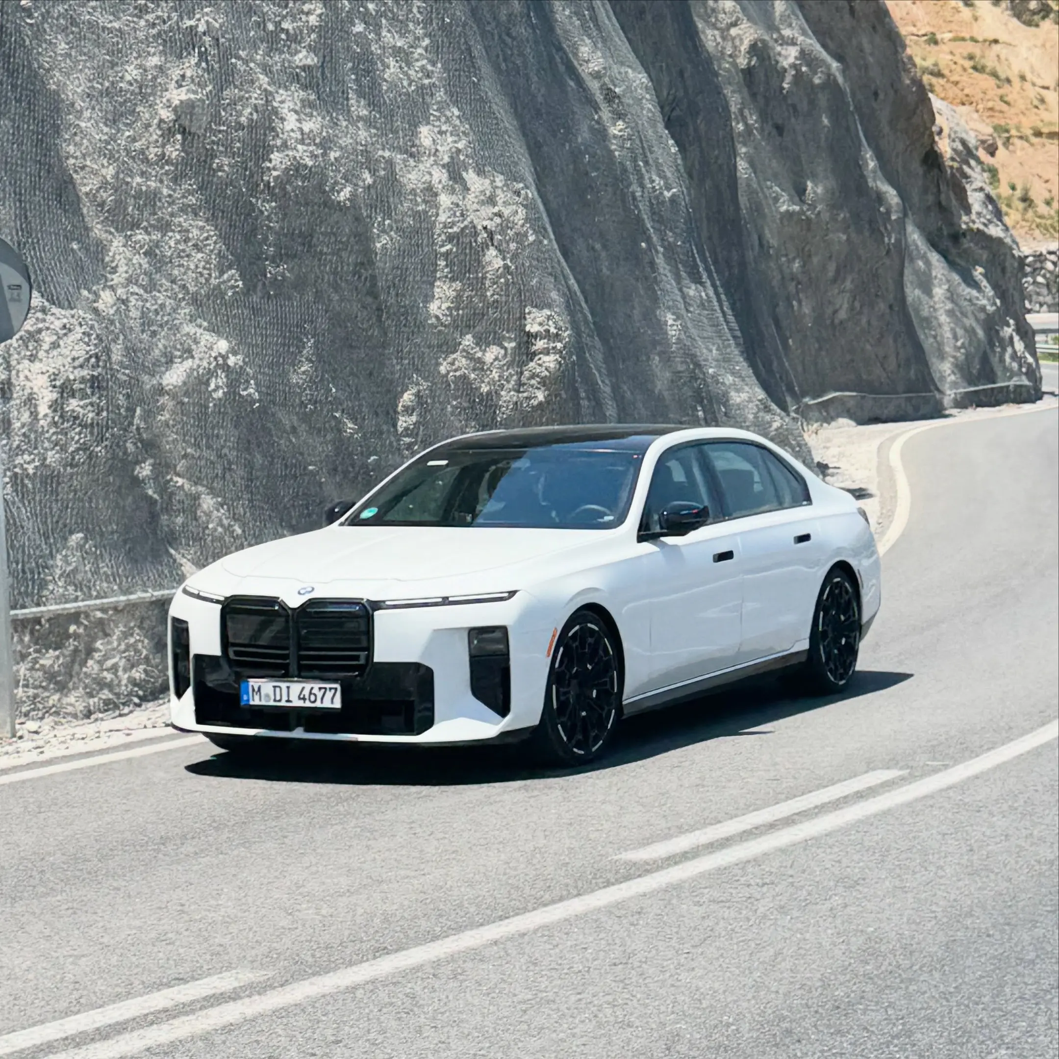 搭载 V8 双涡轮增压发动机的 全新宝马7 系
