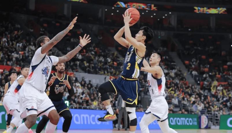 山东队一直都是块硬骨头，广东队的六连胜来的很艰难。
关键时刻还是靠两位“杰师傅”