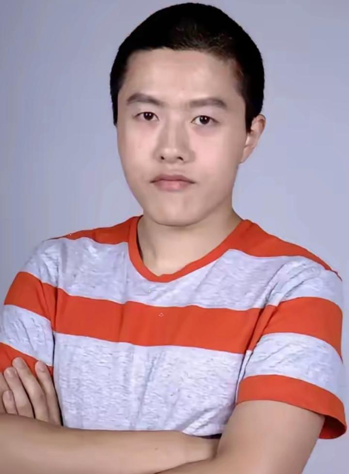 张艺谋拍了四十多年，  
徐克也拍了四十多年，  
谁都没想到，有个半路出家的四
