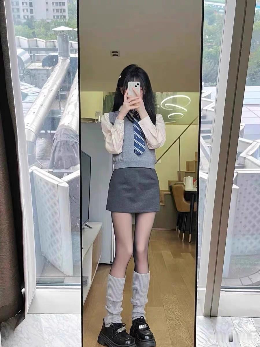 黑白条纹毛衣搭配灰色短裙，学院风十足！📸✨