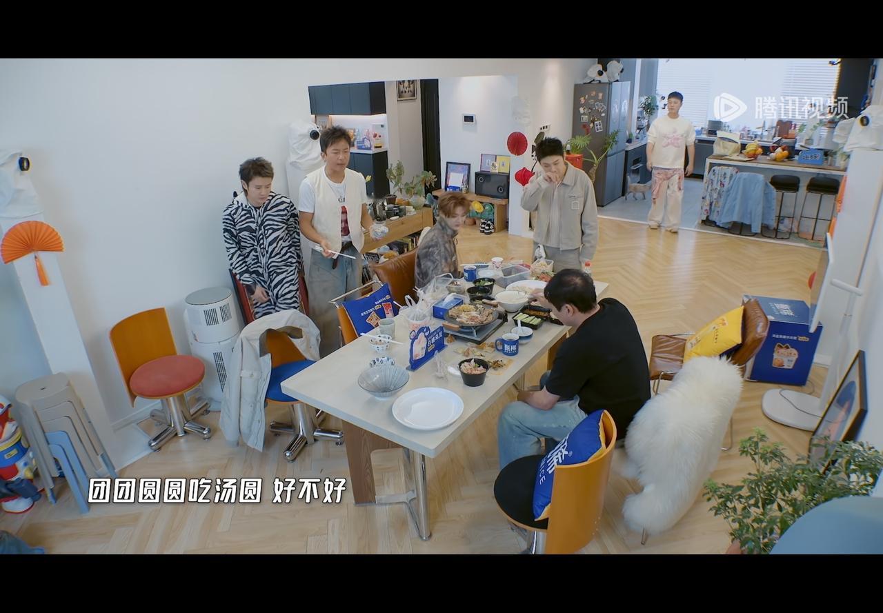 五哈￼我感觉经过这一次老舅拘谨了很多，甚至有点放不开，而且进门的时候虽然很努力的