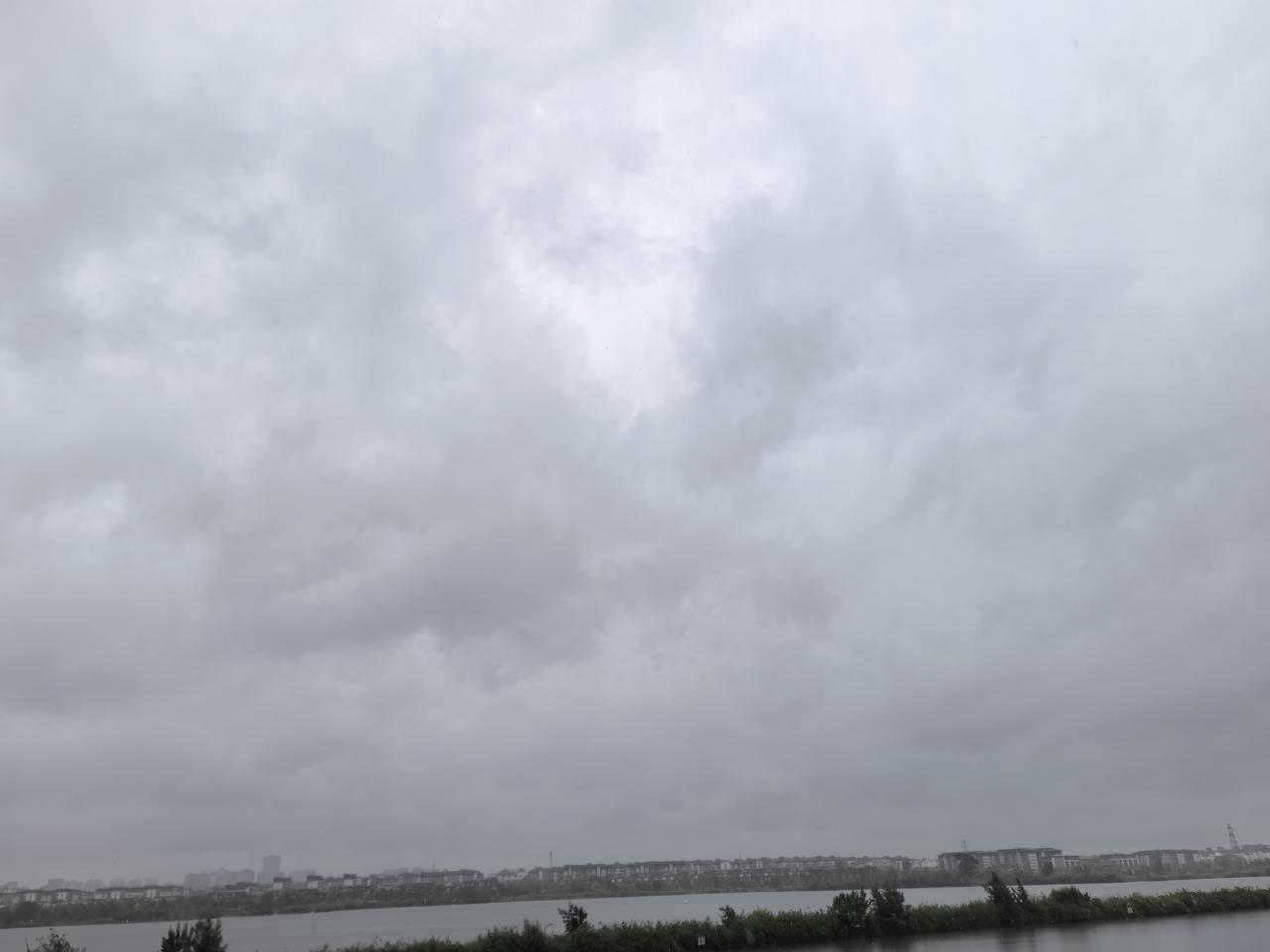 原来现在的昆明气温只有8度，天，今天不是凉了，是真的冷了，刚刚好多人都发在昆明的