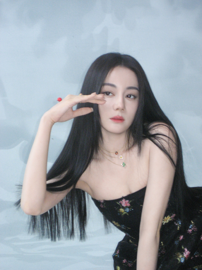 热巴为粉丝退高铁票改飞机热巴因粉丝退了高铁票改成飞机 因为粉丝都在机场等，特意退