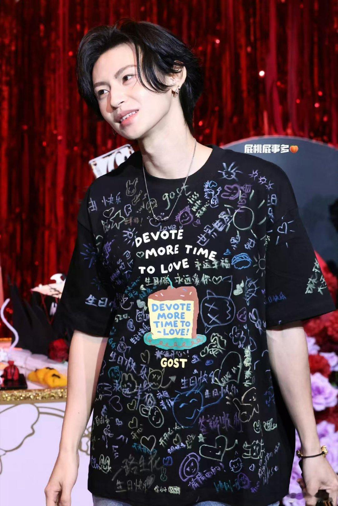 小鬼哭了 累的时候被爱托住，是这世界最温柔的回应。小鬼哽咽着许下承诺，眼泪里全是