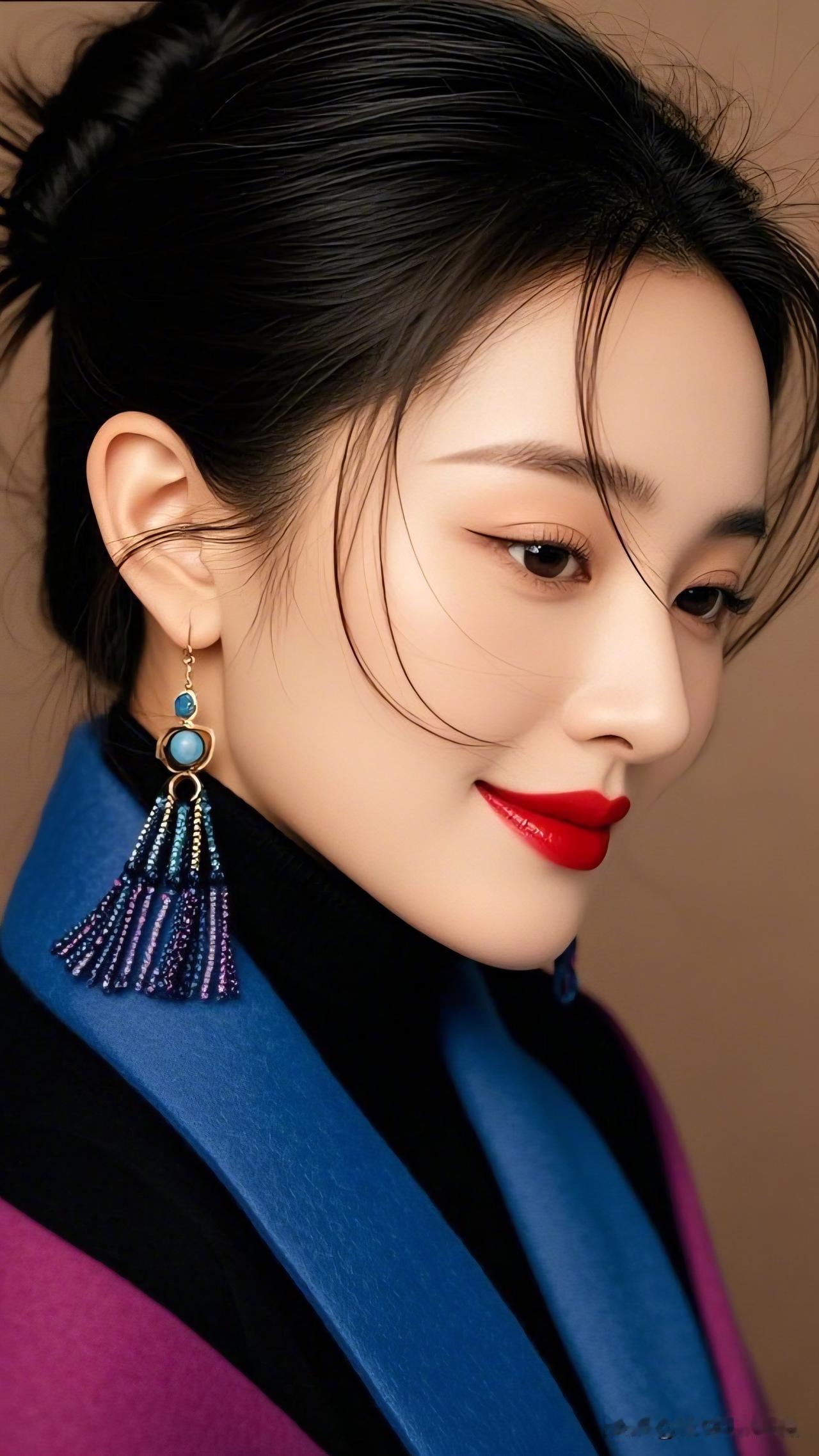 碧玉簪上垂，红唇映春光。分享唯美照片 优雅红唇，蓝紫撞色，时尚耳饰，尽显东方韵味