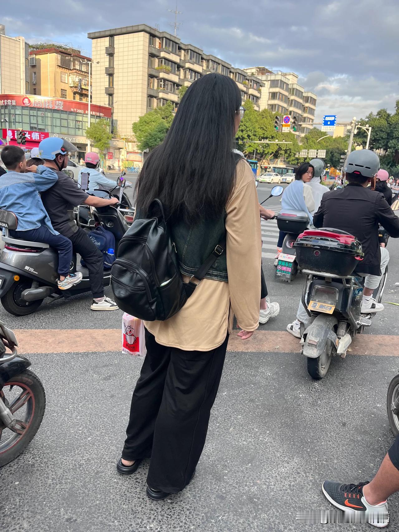 路上看到一个人，一路喊着圣经文。
看着也挺正常的人，会对路边对她推销发传单的摆手